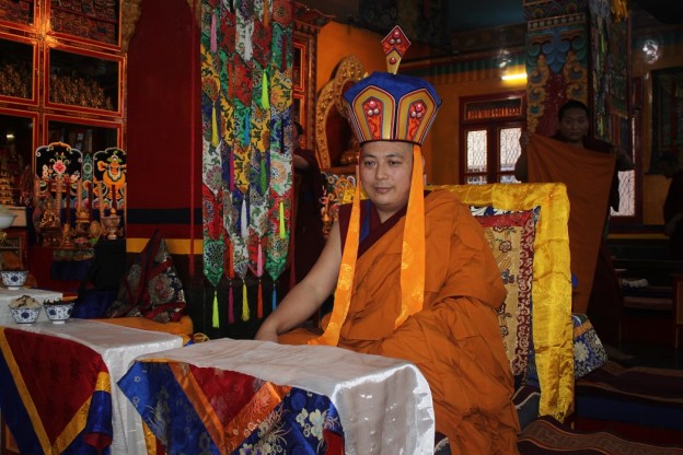 དགེ་བཤེས་རིན་ཆེན་བསྟན་འཛིན་སྨན་རིའི་གླིང་དུ་བླ་མར་ཁྲི་བཞེངས་མཛད་པ།