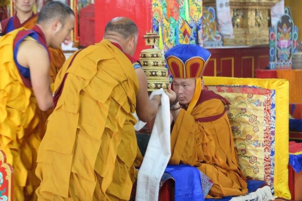 སྨན་རིའི་དགེ་བཤེས་སོག་བཟོད་པ་རྒྱ་མཚོ་བླ་མར་ཁྲི་བཞེངས་མཛད་པ།