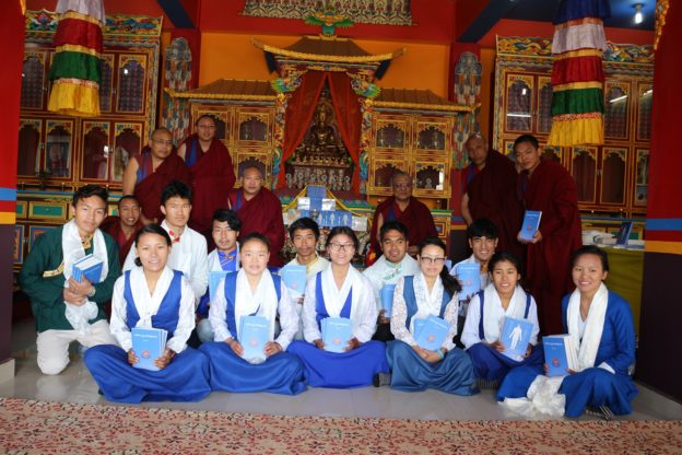 སྨན་རིའི་གླིང་དུ་སྟོན་པའི་འདས་མཆོད་དང་བསྟུན་གསོ་རིག་འབུམ་བཞིའི་མཐོ་སློབ་སྨན་རིའི་གླིང་གི་སྦྱོང་ཚན་སློབ་དེབ་ལྔ་དབུ་འབྱེད་མཛད་སྒོ་འཚོགས་པའི་གནས་བསྡུས།