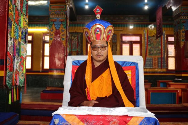 སྨན་རིའི་དགེ་བཤེས་འབྲི་རུ་བླ་མ་དྲང་སྲོང་གཡུང་དྲུང་འཇིགས་མེད་རྒྱ་མཚོ་མཆོག་བླ་མར་ཁྲི་བཞེངས་མཛད་པ།
