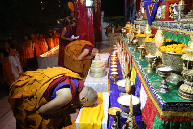 ༧གདན་ས་སྨན་རིའི་གླིང་གི་བོད་ལྕགས་གླང་ལོའི་རྗེ་མཉམ་མེད་ཆེན་པོའི་འཁྲུངས་མཆོད།