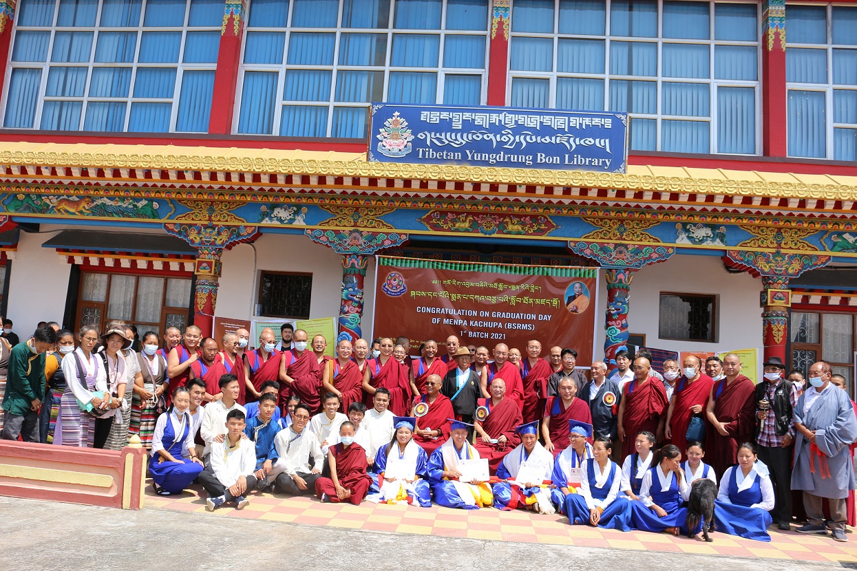 སྨན་རིའི་གསོ་རིག་འབུམ་བཞིའི་མཐོ་སློབ་སྐབས་དང་པོའི་སྨན་པ་དཀའ་བཅུ་པའི་མཐར་ཕྱིན་མཛད་སྒོ།