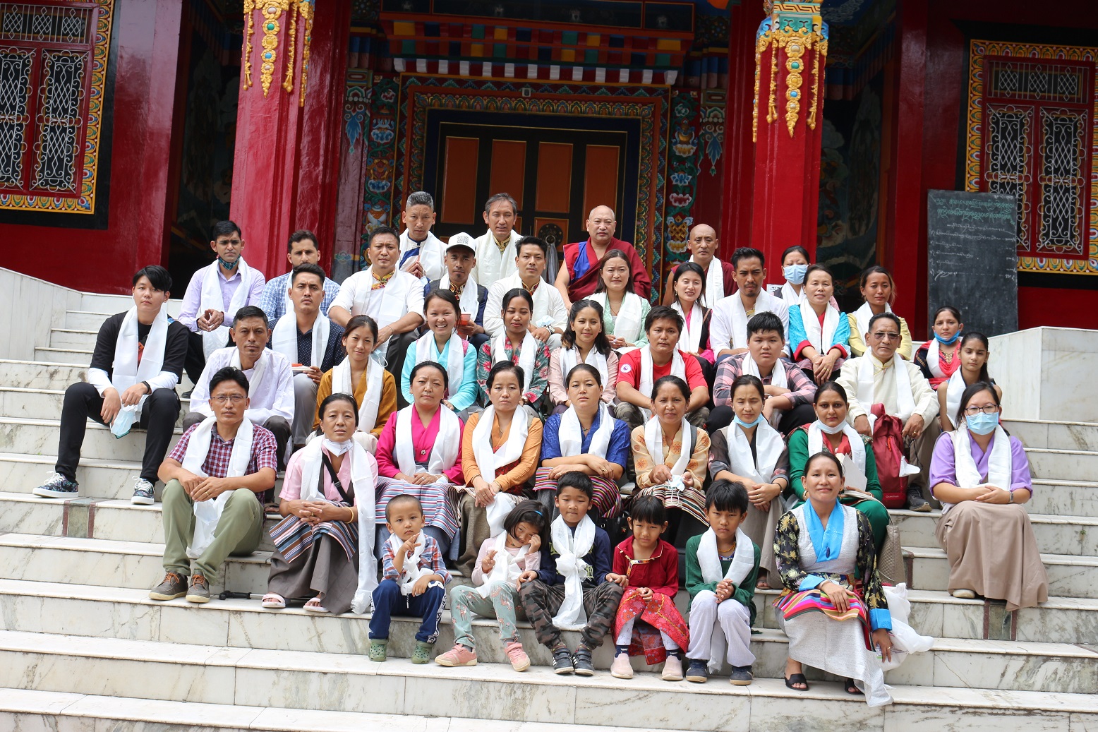 སཾ་བྷོ་ཊ་བོན་གཞིས་ཉིན་སློབ་ཀྱི་སློབ་དགེ་དག་སྨན་རིའི་གླིང་དུ་རིག་གཞུང་བལྟ་སྐོར་དུ་ཕེབས་པ།