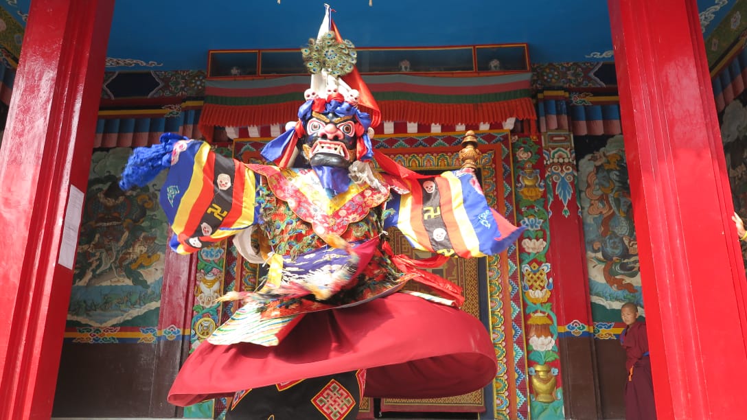 ༧གདན་ས་ཆེན་མོ་སྨན་རིའི་གླིང་དུ་བསྟན་སྲུང་ཡོངས་ཀྱི་གཙོ་མོ་མ་མཆོག་སྲིད་པ་རྒྱལ་མོའི་འབུམ་ཚོགས་འབུལ་བཞིན་པ།