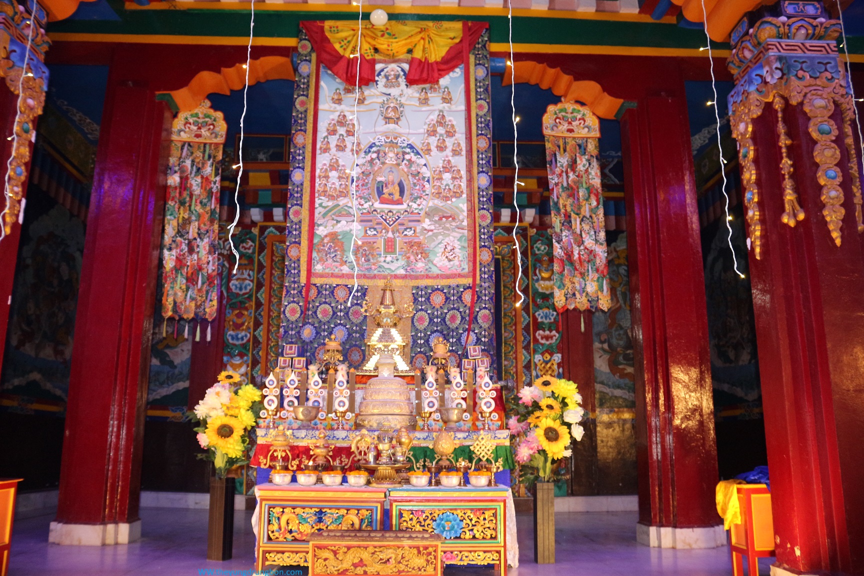 ༸དཔལ་གཤེན་བསྟན་སྨན་རིའི་གླིང་དུ་༸སྐྱབས་རྗེ་རྒྱལ་བ་སྨན་རིའི་ཁྲི་འཛིན་༣༣པ་མཆོག་དགོངས་པ་བོན་དབྱིངས་སུ་གཤེགས་ནས་མི་ལོ་ཧྲིལ་པོ་༦ འཁོར་བའི་དུས་ཆེན་འཚོགས་པ།