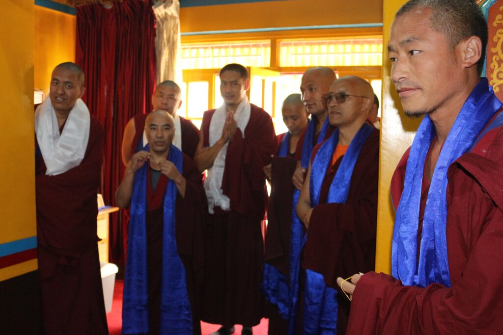 སྨན་རིའི་གླིང་གཡུང་དྲུང་བོན་གྱི་རྫོགས་ཆེན་སྒོམ་སྒྲུབ་འདུས་སྡེའི་སྐབས་གཉིས་པའི་གཏུམ་མོ་ཉམས་ལེན་རྩ་རླུང་ཞག་བརྒྱ་དབུ་འཛུགས་གནང་བ།