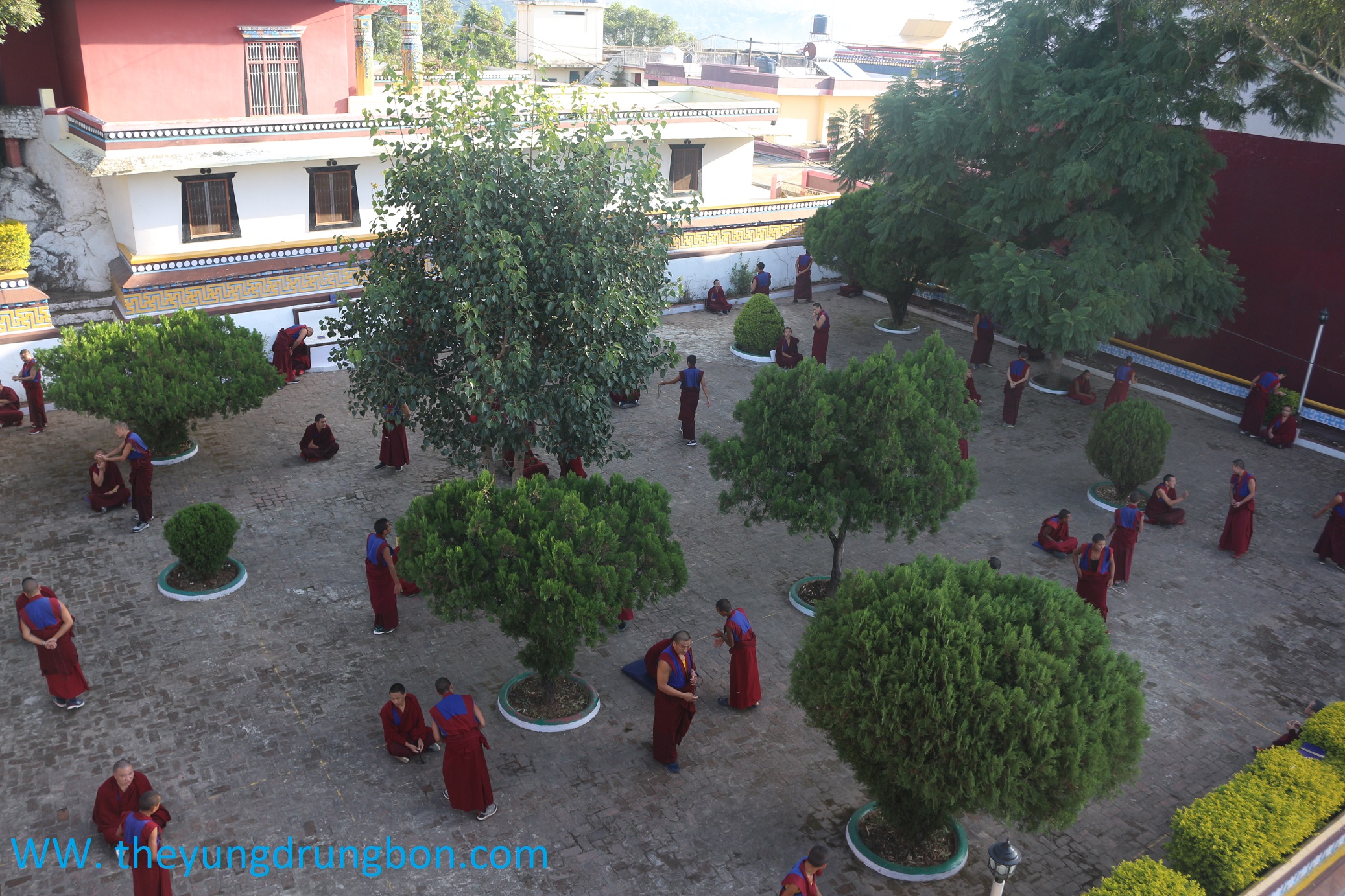 ༧དཔལ་གཤེན་བསྟན་སྨན་རིའི་གླིང་དུ་གཡས་རུ་འཆད་རྩོད་ཆེན་མོ་ཐེངས་ ༢༥ པ་དབུ་འཛུགས་གནང་བ།