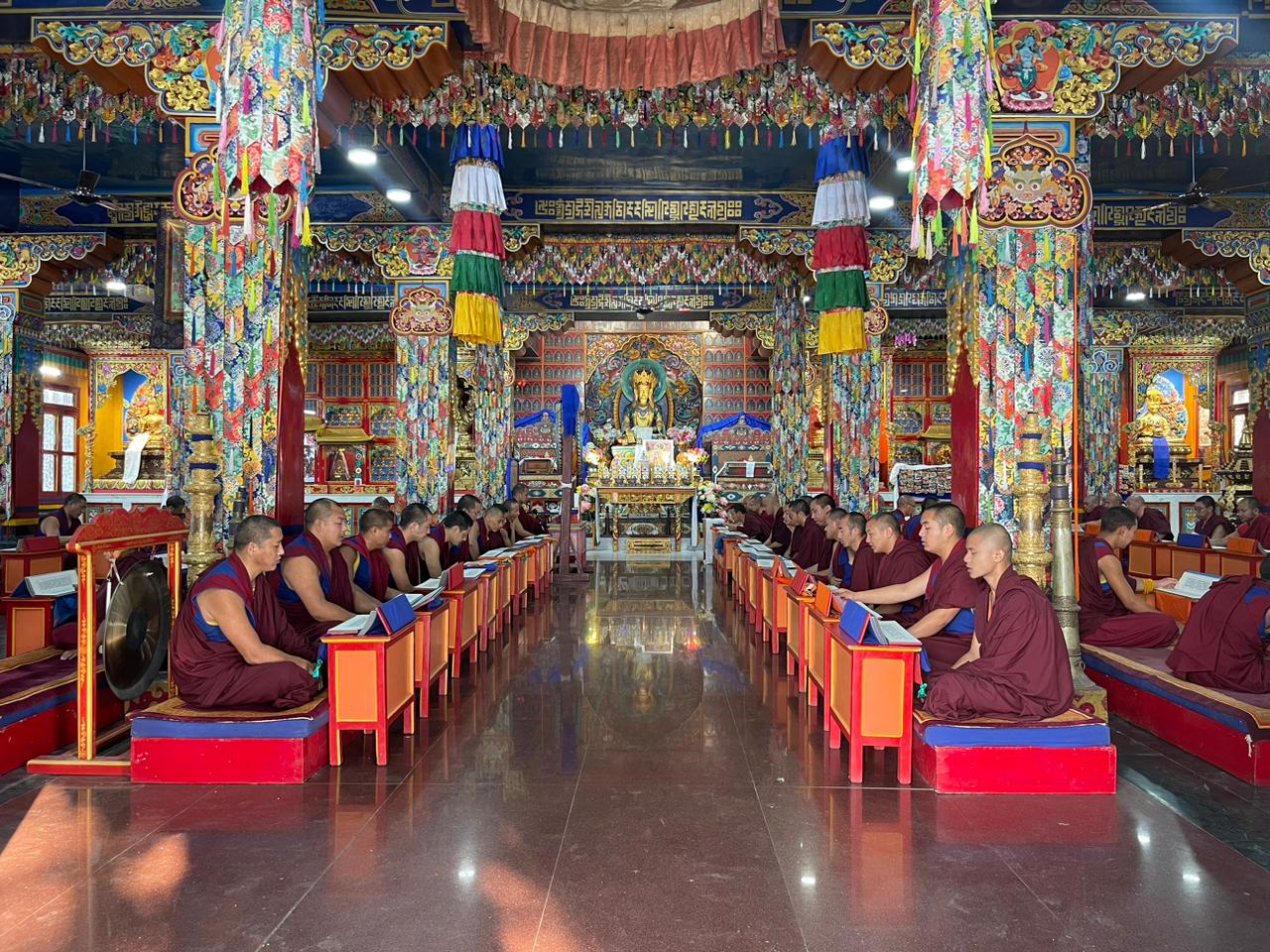 ༸གདན་ས་སྨན་རིའི་གླིང་དུ་བོད་ཟླ་ ༤  པའི་ནང་༸རྒྱལ་བའི་བཀའ་རིན་པོ་ཆེ་ལྗགས་ཀློག་གྲུབ་པ།