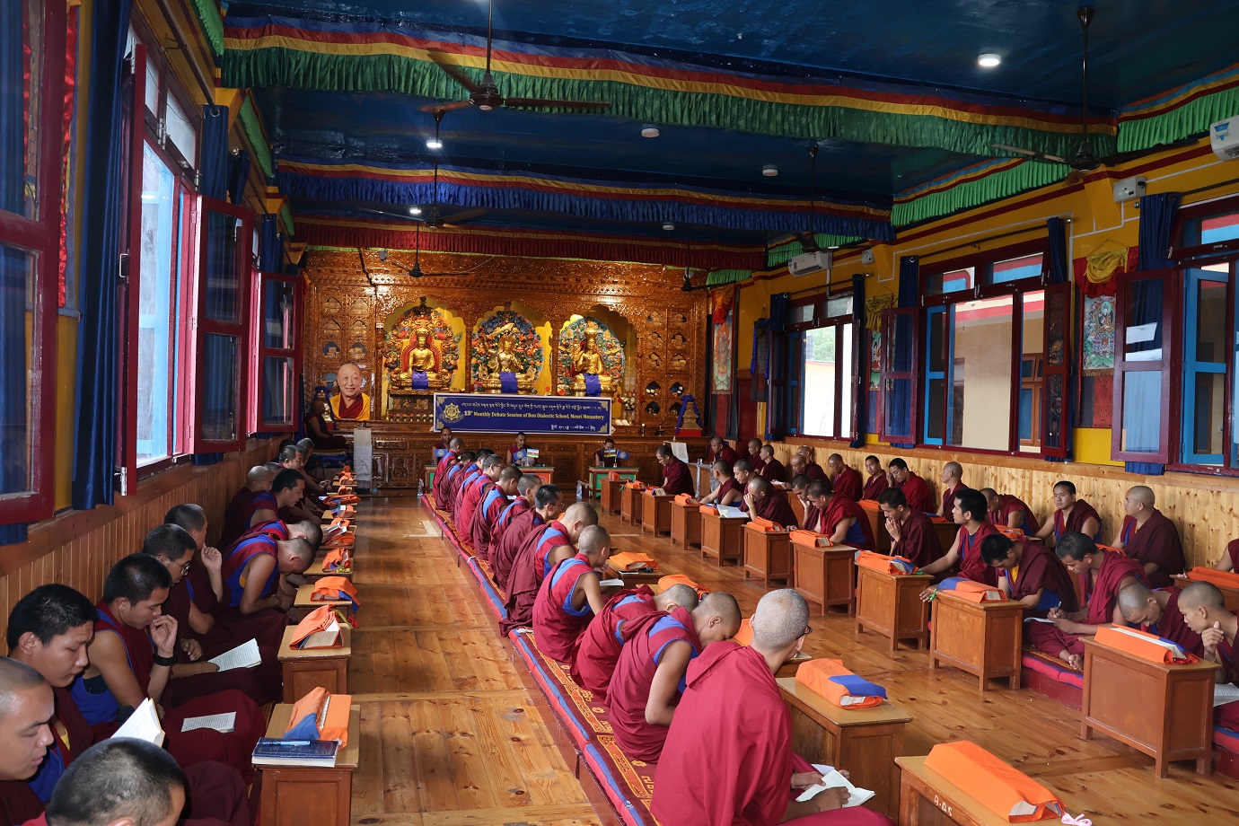 གཡུང་དྲུང་བོན་གྱི་བཤད་སྒྲུབ་འདུས་སྡེའི་ཟླ་རེའི་བགྲོ་གླེང་སྐབས་༡༣ པ་དང་རྩོམ་ཡིག་འགྲན་བསྡུར་གྱི་གསལ་བསྒྲགས།