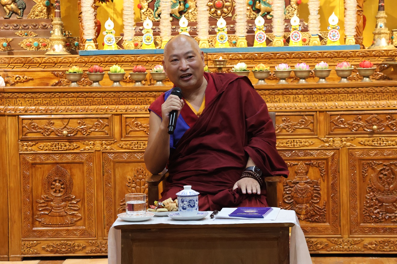 བཤད་སྒྲུབ་འདུས་སྡེའི་འགྲན་རྩོམ་ཨང་ཐོབ་བྱ་དགའ་བསྩལ་བ།