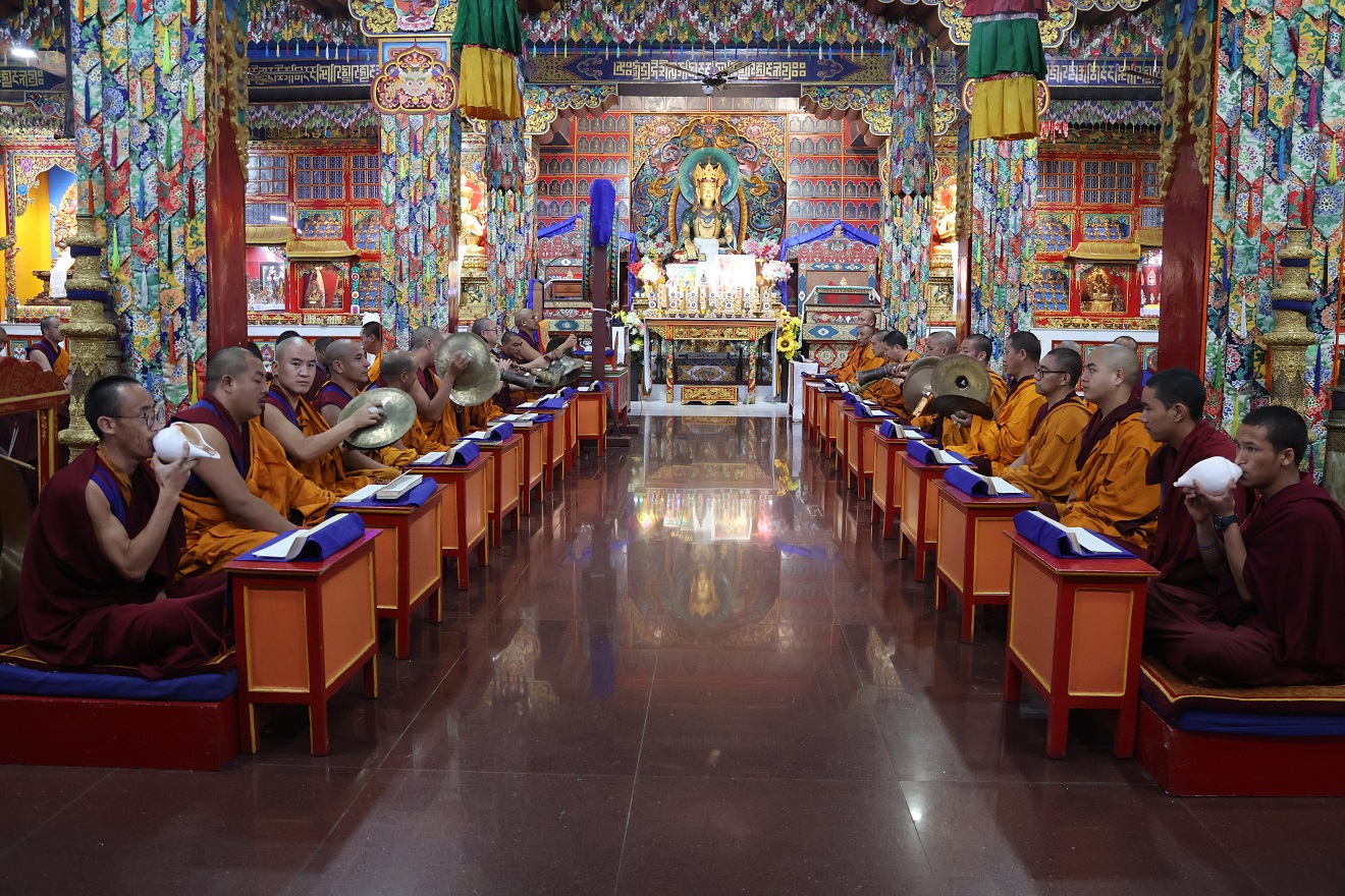 ༸གདན་ས་སྨན་རིའི་གླིང་དུ་བོད་ཤིང་འབྲུག་ལོའི་དྲི་མེད་གཤེན་གྱི་དཀའ་ཐུབ་ཆེན་མོ་འཚོགས་པ།