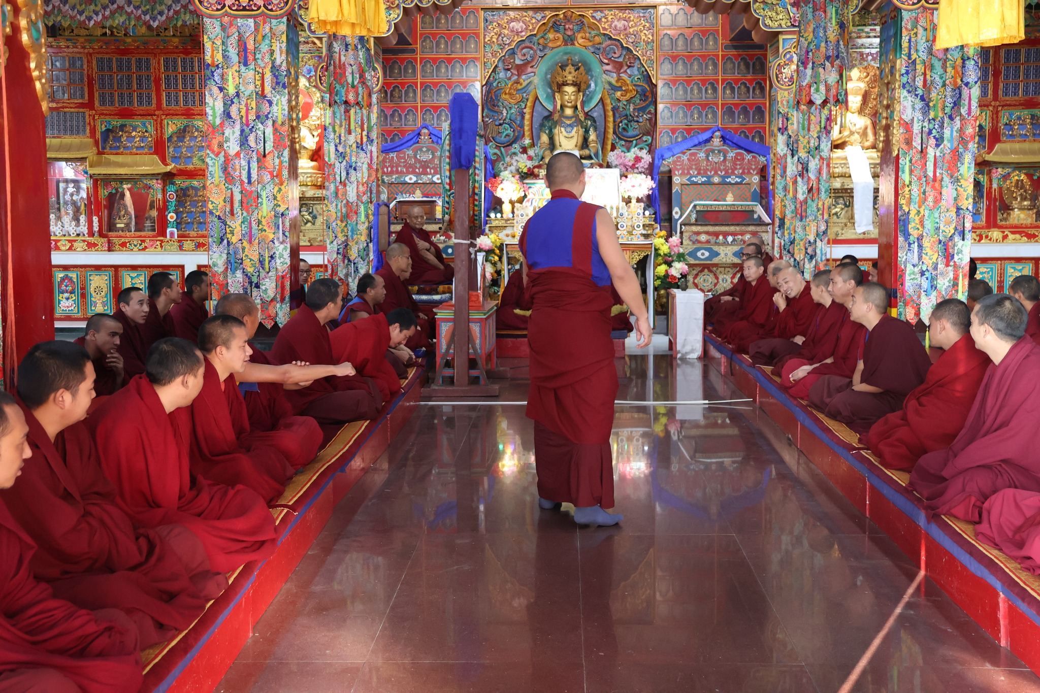 ༸གདན་ས་སྨན་རིའི་གླིང་དུ་སྐབས་ ༢༦ པའི་གཡས་རུའི་འཆད་རྩོད་ཆེན་མོ་མཇུག་ལེགས་པར་གྲུབ་པ།