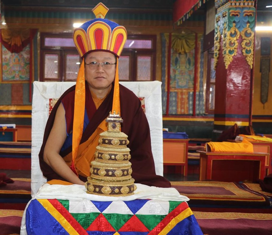 ༸སྨན་རིའི་དགེ་བཤེས་མཁའ་སྣ་དྲང་སྲོང་ཟླ་བ་རྣམ་རྒྱལ་མཆོག་བལ་ཡུལ་གཡུང་དྲུང་བདེ་ཆེན་གླིང་བོན་ཚོགས་ཀྱི་བླ་མར་ཁྲི་བཞེངས།