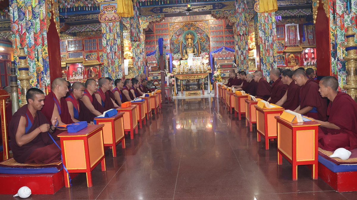 ༧གདན་ས་ཆེན་མོ་དཔལ་གཤེན་བསྟན་སྨན་རིའི་གླིང་དུ་བོད་ཤིང་སྦྲུལ་ལོའི་སྲིད་རྒྱལ་འབུམ་ཚོགས་འཚོགས་བཞིན་པ།