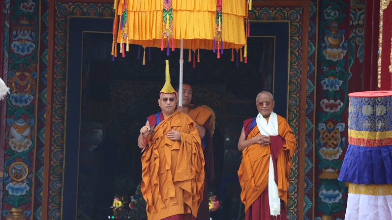 ༧ཞྭ་དཀར་བསྟན་པའི་གཙུག་རྒྱན་སྐྱབས་རྗེ་༧རྒྱལ་བ་སྨན་རིའི་ཁྲི་འཛིན་༣༤པ་རིན་པོ་ཆེ་མཆོག་ཡུ་རོབ་རྒྱལ་ཁབ་ཁག་ཏུ་མཛད་འཕྲིན་གྲུབ་ནས་རང་དགོན་དུ་ཞབས་སོར་བདེ་བར་འཁོད་པ།