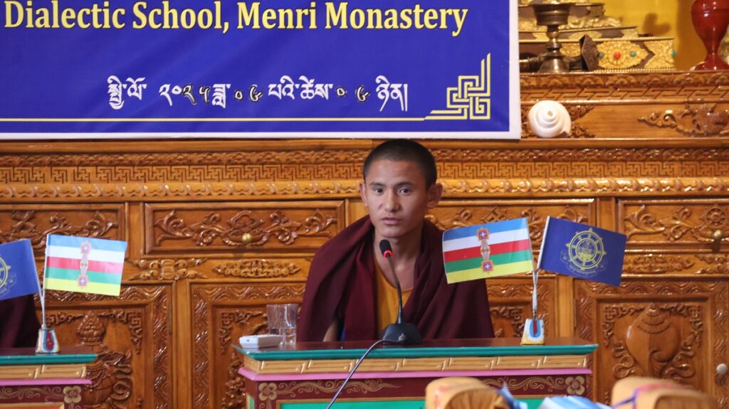ས་ལམ་འཛིན་གྲྭའི་བསྟན་འཛིན་བློ་ལྡན་ལགས་ནས་གསུང་བཤད་གནང་བཞིན་པ།
