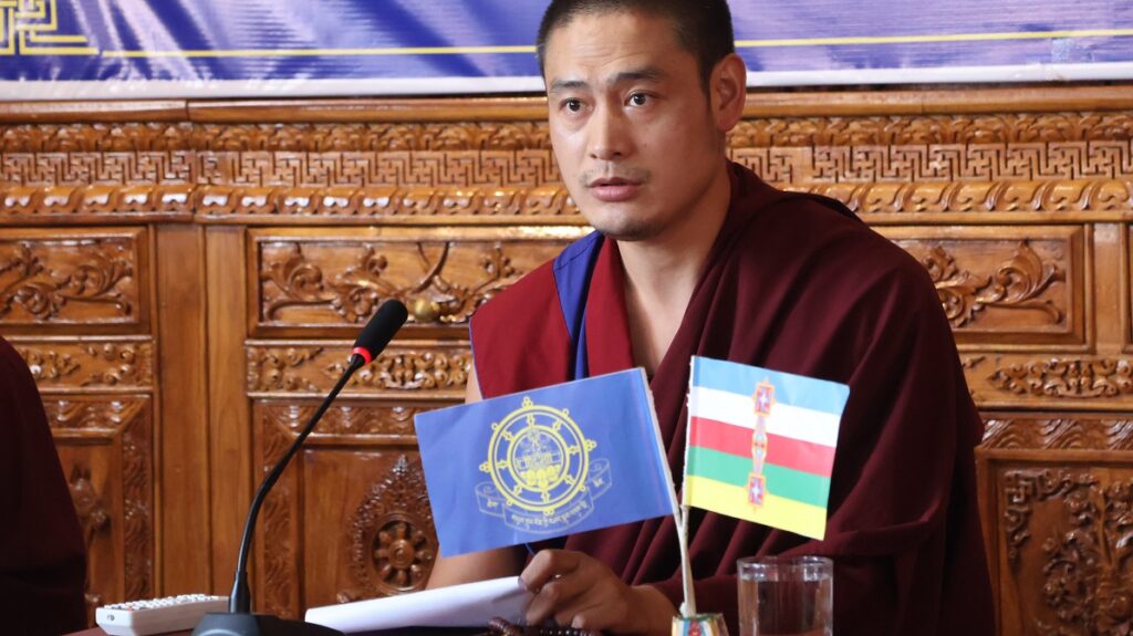 བཀའ་རམས་པ་གཙུག་ཕུད་འོད་ཟེར་ལགས་ནས་གསུང་བཤད་གནང་བཞིན་པ།