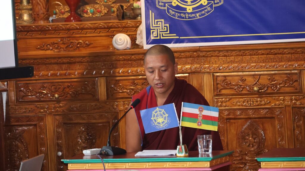 རྫོགས་ཆེན་འཛིན་གྲྭའི་ཤེས་རབ་བསམ་གཏན་ལགས་ནས་གཏམ་བཤད་གནང་བཞིན་པ།