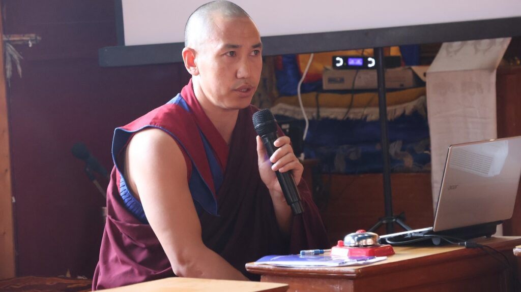བགྲོ་གླེང་གཙོ་སྐྱོང་བ་བཀའ་རམས་པ་དགེ་ལེགས་ཉི་མ་ནས་གཙོ་སྐྱོང་གནང་བཞིན་པ།