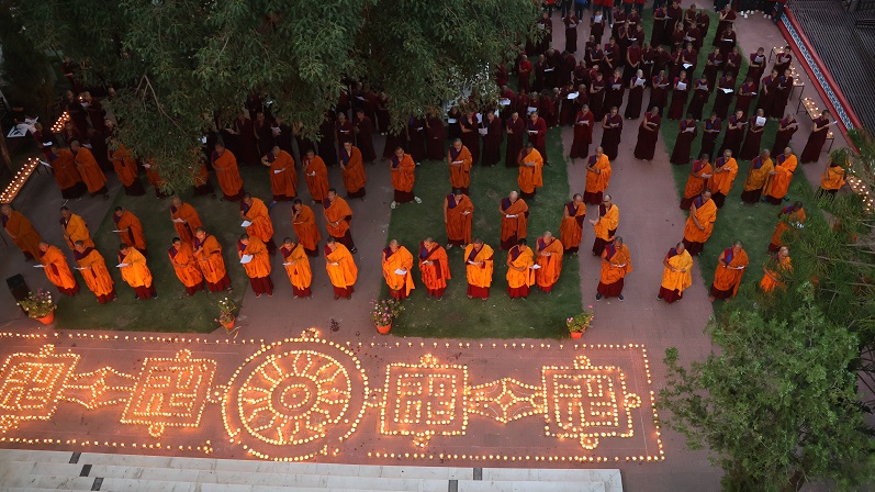 སྨན་རིའི་གླིང་དུ་༧སྐྱབས་རྗེ་ཡོངས་འཛིན་སྨྲ་བའི་དབང་པོ་མཆོག་གི་དགོངས་རྫོགས་གདུང་མཆོད་ཕུལ་བའི་ཉིན་ལྔ་བའི་གནས་བསྡུས།