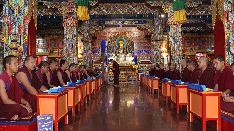 སྨན་རིའི་གླིང་དུ་སྨན་རིའི་ཡོངས་འཛིན་སྨྲ་བའི་དབང་པོ་མཆོག་དགོངས་པ་བོན་དབྱིངས་སུ་གཤེགས་པའི་ཉིན་གཉིས་པའི་མཆོད་འབུལ་སྨོན་ལམ་དུ་ཉིན་འགྱངས་གཅིག་རིང་ཨ་སྙན་རྫོགས་གསུམ་གྱི་གདུང་མཆོད་ཕུལ་བ།