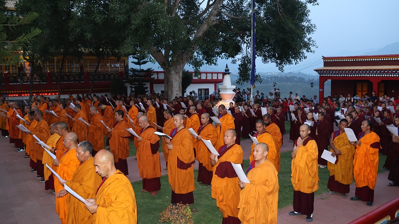 ༧གདན་ས་སྨན་རིའི་གླིང་གྲྭ་ཚང་འདུས་སྤྱི་ནས་༧སྐྱབས་རྗེ་སྨན་རིའི་ཡོངས་འཛིན་རིན་པོ་ཆེ་དགོངས་པ་བོན་དབྱིངས་སུ་གཤེགས་པར་གདུང་སེམས་མཉམ་བསྐྱེད་དང་དགེ་སྐུལ་གནང་བ།