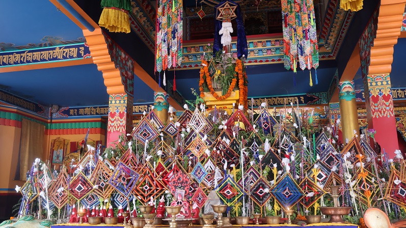 ༧གདན་ས་ཆེན་མོ་དཔལ་གཤེན་བསྟན་སྨན་རིའི་གླིང་དུ་བོད་ཤིང་སྦྲུལ་ལོའི་གཞིས་དགོན་གཉིས་ཀྱི་སྤྱི་རིམ་ཆེན་མོ་མཁའ་ཀློང་གསང་མདོས་ཆེན་འཚོགས་བཞིན་པ།