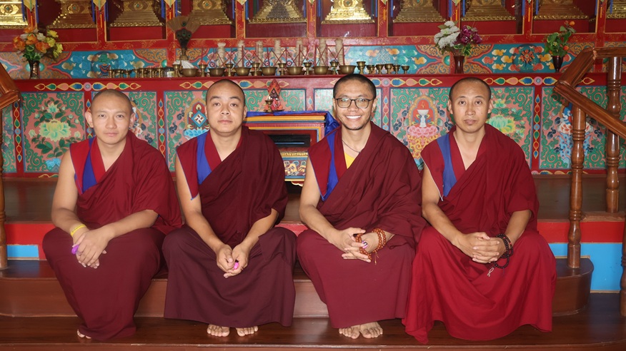 ༸གདན་ས་ཆེན་མོ་དཔལ་གཤེན་བསྟན་སྨན་རིའི་གླིང་གི་རྫོགས་ཆེན་སྒོམ་སྒྲུབ་འདུས་སྡེའི་སྐབས་ལྔ་པའི་སྒྲུབ་གྲྭ་བ་རྣམས་ཀྱིས་སྔོན་འགྲོ་འབུམ་དགུའི་གསོག་སྦྱོང་གྲུབ་པ།