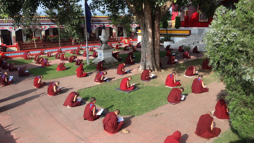 ༸གདན་ས་སྨན་རིའི་གླིང་གི་བོད་ཤིང་སྦྲུལ་ལོའི་ལོ་ཕྱེད་ཡིག་རྒྱུགས་ཆེན་མོ།