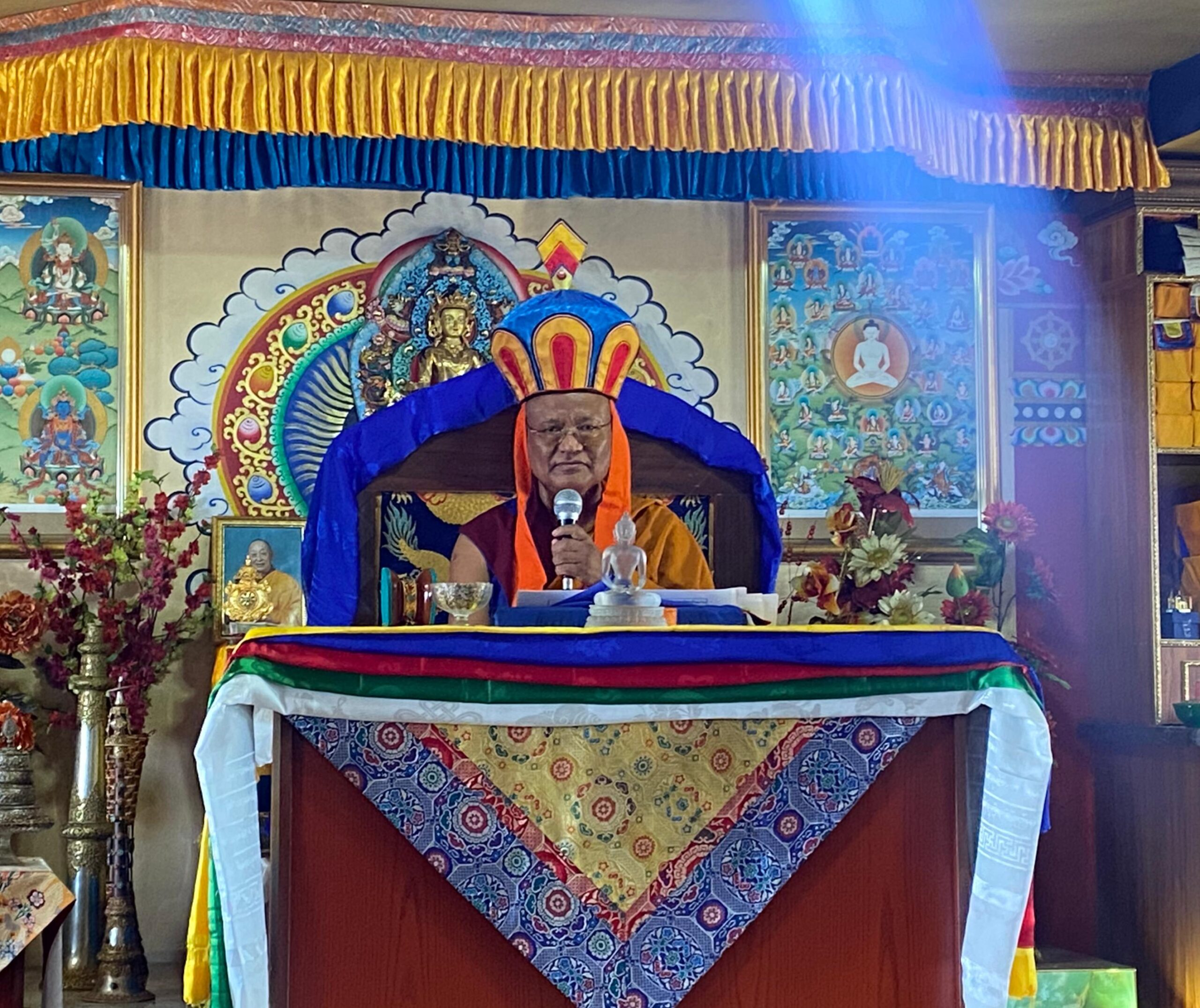 གསང་གསུམ་བོན་གྱི་མཛོད་འཛིན་༧སྐྱབས་རྗེ་རྒྱལ་བ་སྨན་རི་བའི་དཔོན་སློབ་རིན་པོ་ཆེ་མཆོག་གིས་ཆེན་པོ་ཧོར་གྱི་ཡུལ་དུ་མཛད་འཕྲིན་བསྐྱངས་བའི་གནས་བསྡུས།