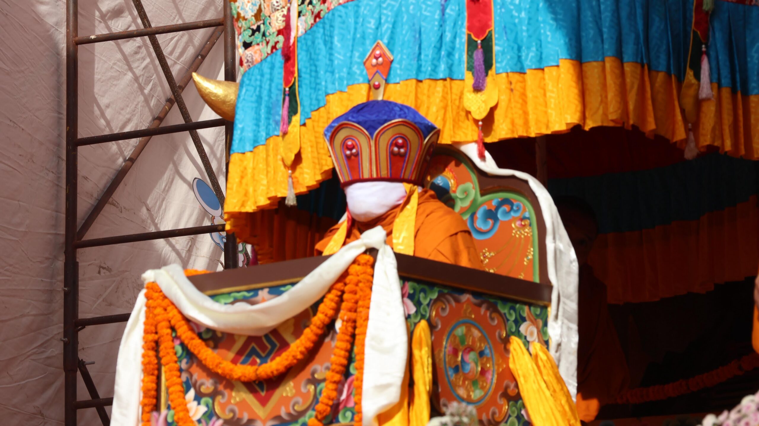 བདེ་བར་གཤེགས་པ་༧སྐྱབས་རྗེ་རྒྱལ་བ་སྨན་རིའི་ཡོངས་འཛིན་སྨྲ་བའི་དབང་པོ་མཆོག་གི་སྐུ་གདུང་ཞུགས་འབུལ། 