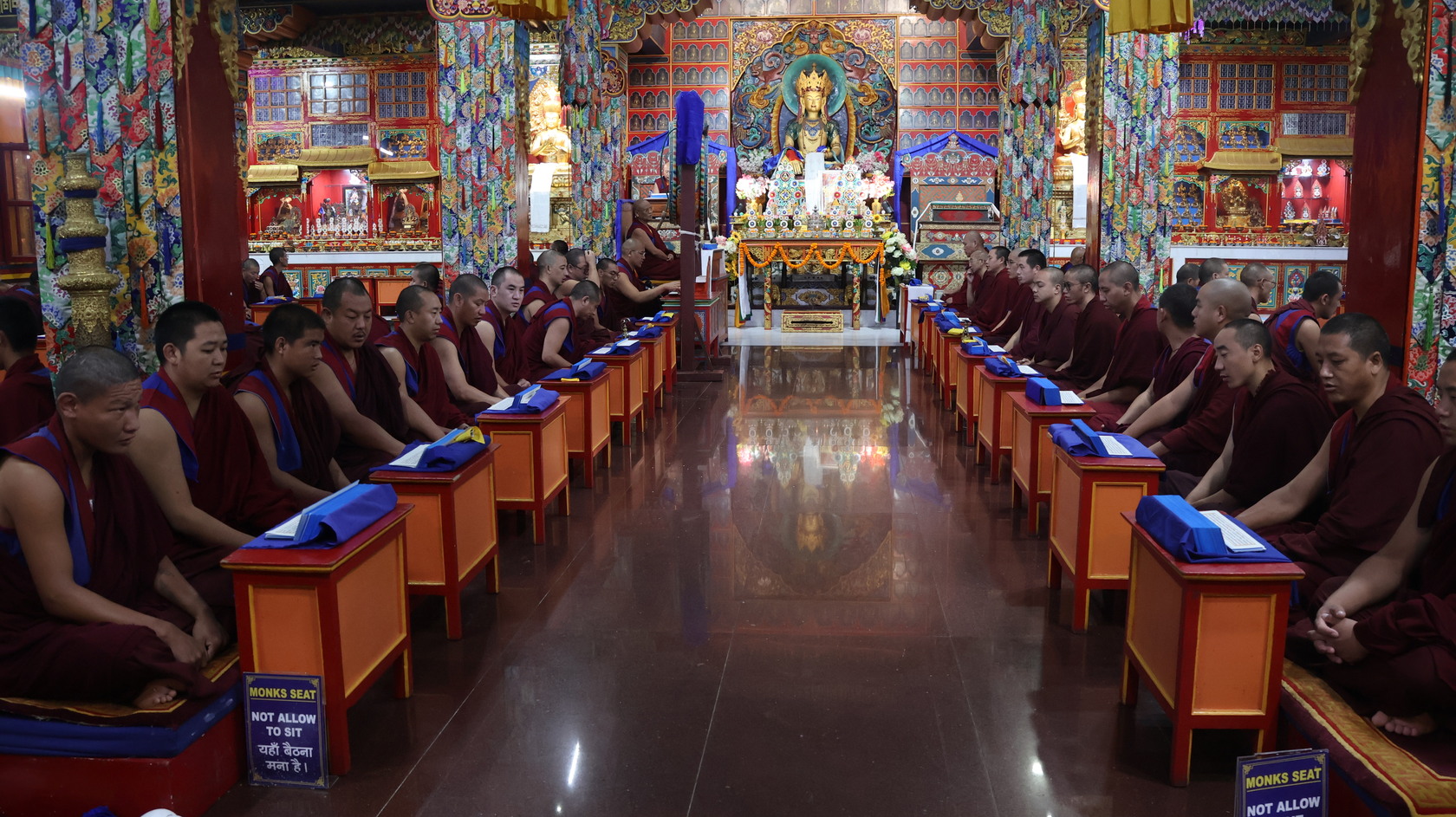 ༸དཔལ་གཤེན་བསྟན་སྨན་རིའི་གླིང་དུ་༸སྐྱབས་རྗེ་རྒྱལ་བ་སྨན་རིའི་ཁྲི་འཛིན་ ༣༣ པ་མཆོག་དགོངས་པ་བོན་དབྱིངས་སུ་གཤེགས་ནས་མི་ལོ་ཧྲིལ་པོ་ ༨ འཁོར་བའི་དུས་མཆོད་ཆེན་མོ་འཚོགས་པ།