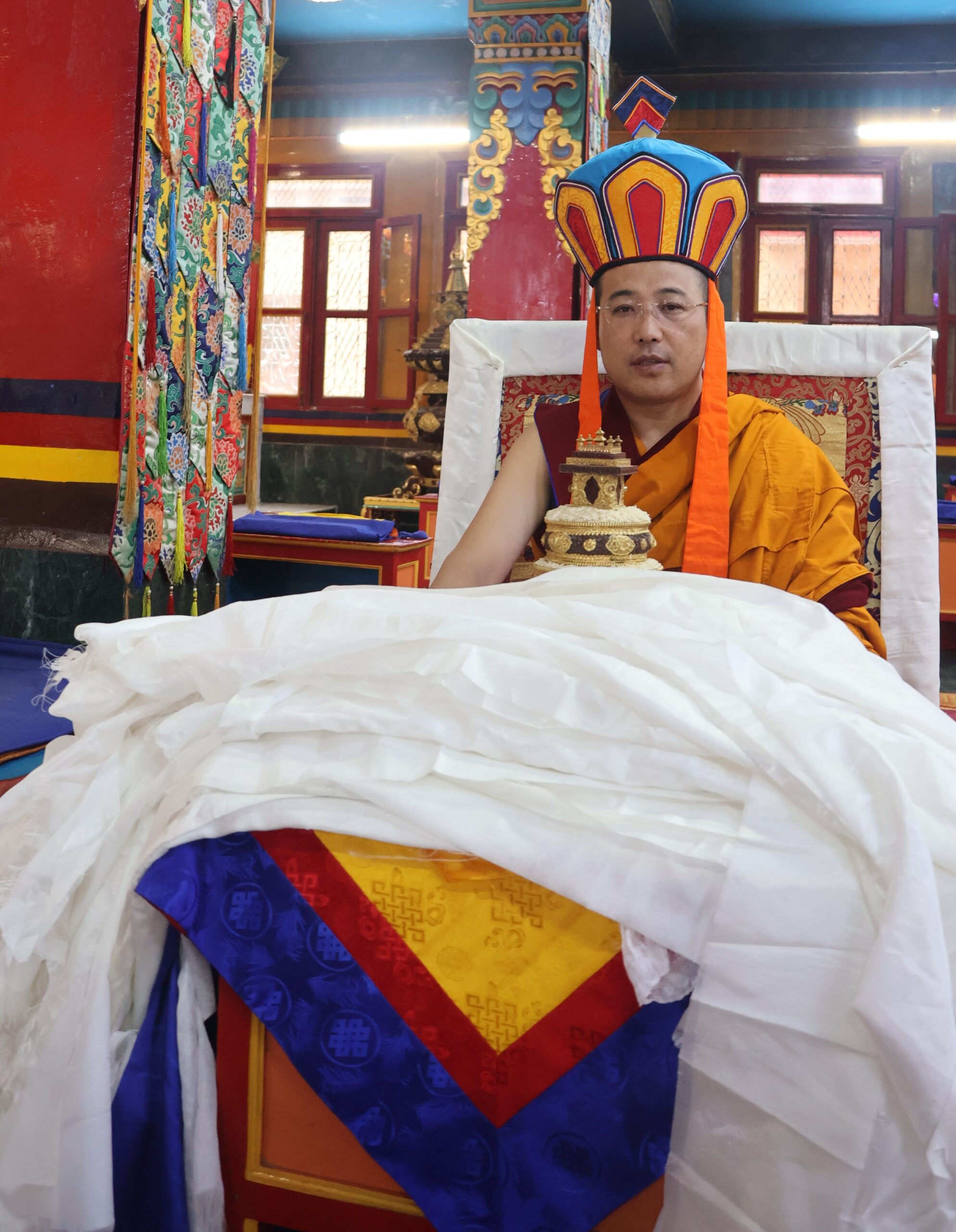 ༸སྨན་རིའི་དགེ་བཤེས་རྔ་ཟ་ཚང་ཁྱུང་གསས་འཕྲིན་ལས་མཆོག་བླ་མར་ཁྲི་བཞེངས་གནང་བ།