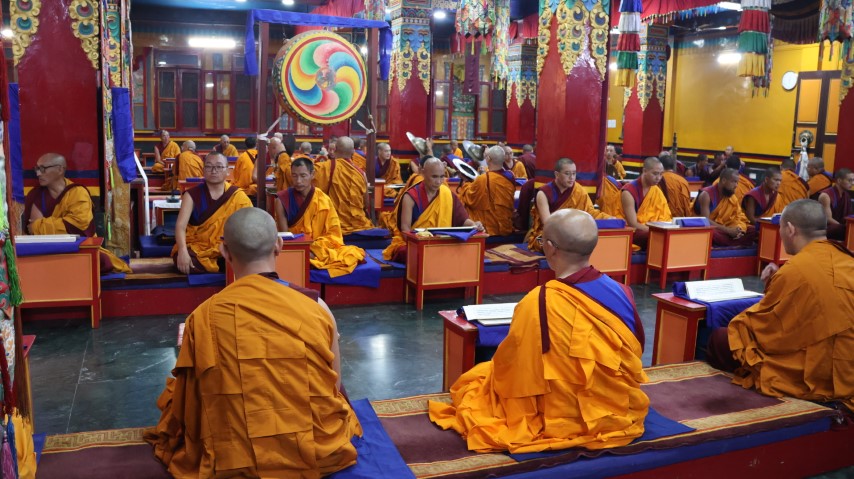 ༸གདན་ས་སྨན་རིའི་གླིང་དུ་བོད་ཤིང་མོ་སྦྲུལ་ལོའི་དྲི་མེད་གཤེན་གྱི་དཀའ་ཐུབ་ཆེན་མོ་འཚོགས་པ།