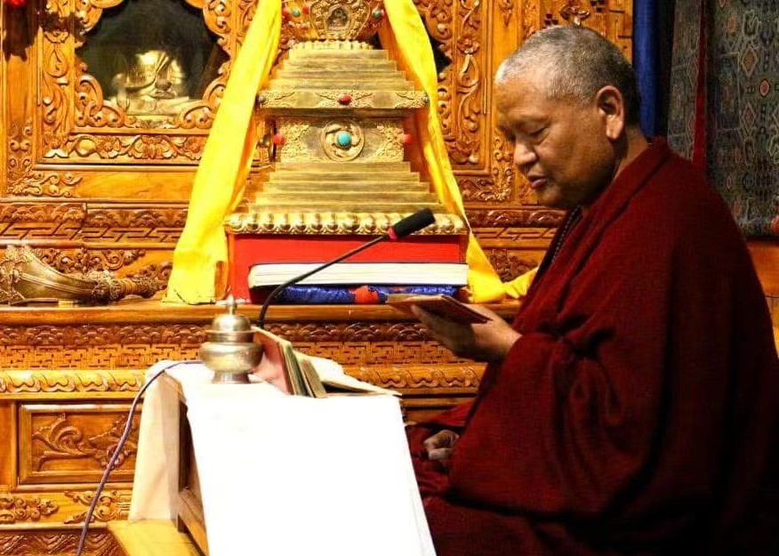 ༸གསང་གསུམ་བོན་གྱི་མཛོད་འཛིན་༧སྐྱབས་རྗེ་རྒྱལ་བ་སྨན་རིའི་དཔོན་སློབ་རིན་པོ་ཆེ་མཆོག་ནས་གསང་སྔགས་མ་རྒྱུད་དང་རྫོགས་ཆེན་ཡང་རྩེ་ཀློང་ཆེན་སོགས་ཀྱི་ལྗགས་ལུང་བསྩལ་གནང་བ།