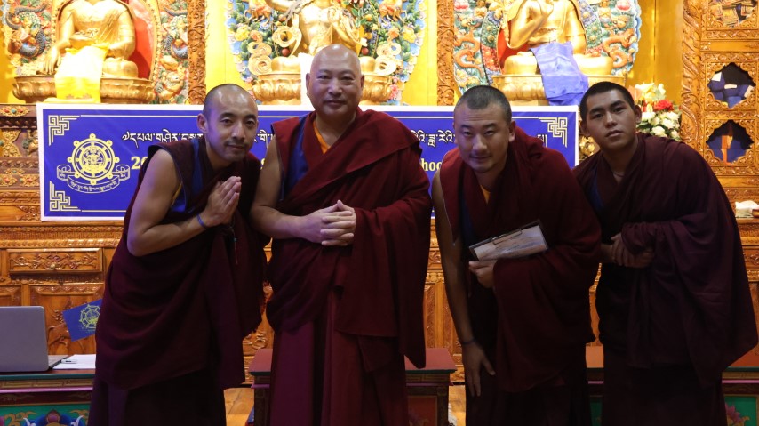 ༸གཡུང་དྲུང་བོན་གྱི་བཤད་སྒྲུབ་འདུས་སྡེའི་ཟླ་རེའི་བགྲོ་གླེང་སྐབས་ ༢༠ པ། བོད་ཟླ་བརྒྱད་པ།