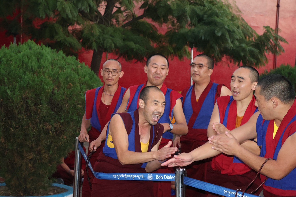 བོད་ཤིང་སྦྲུལ་ལོའི་གཡུང་དྲུང་བོན་གྱི་གདན་ས་ཆེན་མོ་༧དཔལ་གཤེན་བསྟན་སྨན་རིའི་གླིང་གི་གཡས་རུ་འཆད་རྩོད་ཆེན་མོ་ཐེངས་༢༧པ་མཇུག་ལེགས་པར་གྲུབ་པ།