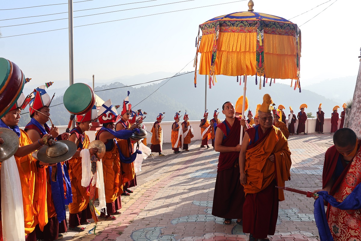 ༧སྐྱབས་རྗེ་སྨན་རིའི་དཔོན་སློབ་ཡང་སྟོན་འཕྲིན་ལས་ཉི་མ་རིན་པོ་ཆེ་མཆོག་ཨ་རིའི་ས་གནས་ཁག་ཅིག་ཏུ་མཛད་འཕྲིན་གྲུབ་ནས་ཕྱིར་རང་དགོན་དུ་ཆིབས་སྒྱུར་བསྐྱངས་པ།