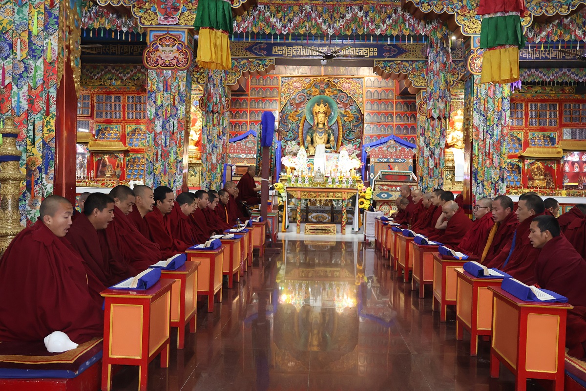 ༸གདན་ས་སྨན་རིའི་གླིང་དུ་བོད་ཤིང་སྦྲུལ་ལོའི་སྟོན་པའི་འདས་མཆོད་འཚོགས་པ།