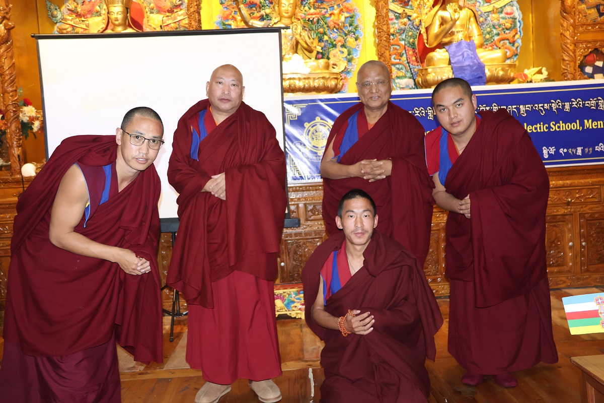 ༸གཡུང་དྲུང་བོན་གྱི་བཤད་སྒྲུབ་འདུས་སྡེའི་ཟླ་རེའི་བགྲོ་གླེང་སྐབས་ ༢༡ པ། བོད་ཟླ་བཅུ་བ།