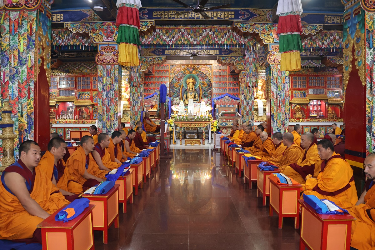 ༸གདན་ས་སྨན་རིའི་གླིང་དུ་༸སྐྱབས་མགོན་ཟླ་བ་རྒྱལ་མཚན་དགོངས་པ་བོན་དབྱིངས་སུ་ཐིམ་ནས་ལོ་ ༡༦༡འཁོར་བའི་འདས་མཆོད་འཚོགས་པ།