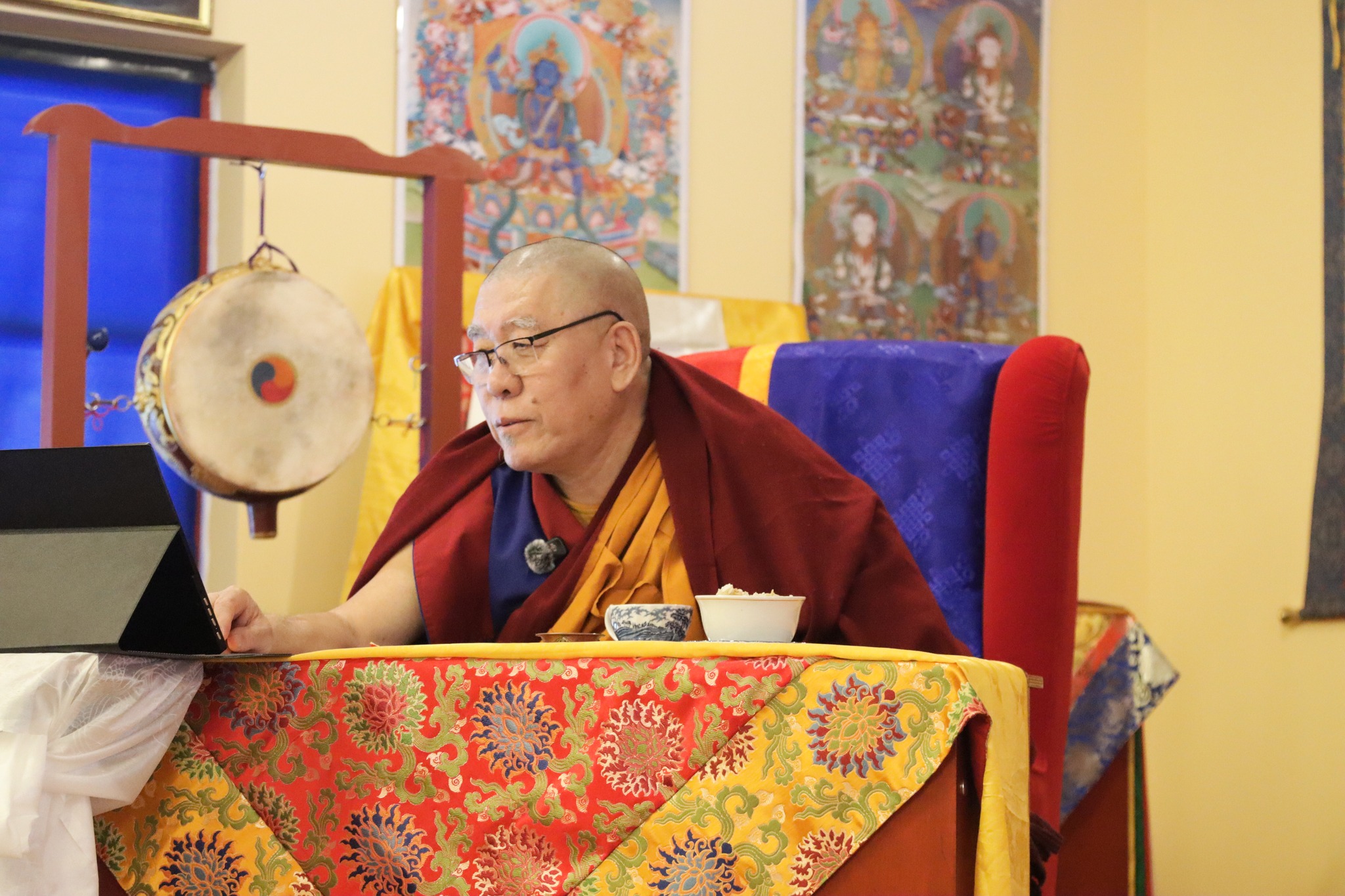 པོ་ལན་ཌེའི་བོན་ཚོགས་ཤར་རྫ་གླིང་དུ་༧རྒྱལ་བ་གཉིས་པ་མཉམ་མེད་ཤེས་རབ་རྒྱལ་མཚན་མཆོག་གི་འཁྲུངས་མཆོད་སྲུང་རྩི་ཞུས་གནང་བ།