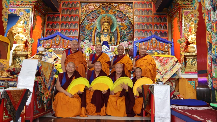 གཡུང་དྲུང་བོན་གྱི་༧གདན་ས་ཆེན་མོ་དཔལ་གཤེན་བསྟན་སྨན་རིའི་གླིང་དུ་སྐབས་ ༢༣ པའི་དགེ་བཤེས་མཛད་སྒོ་དབུ་འཛུགས་གནང་བ།