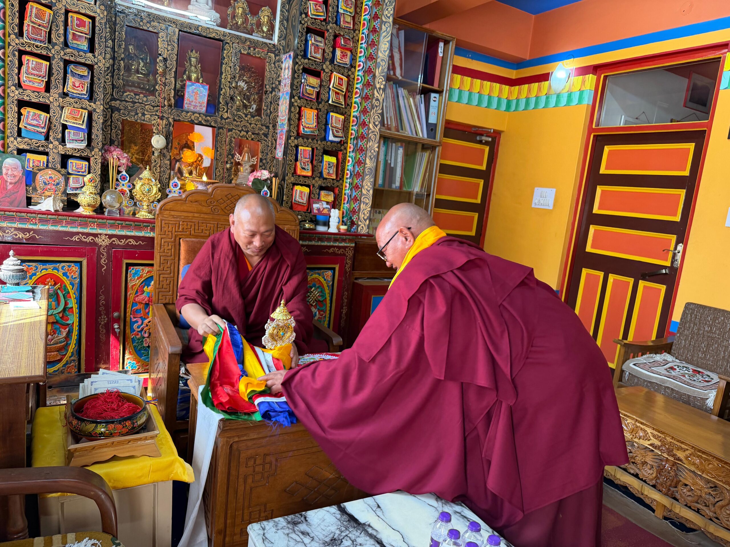 བལ་གཞུང་ནང་ཆོས་དར་སྤེལ་དང་དགོན་སྡེ་འཕེལ་རྒྱས་ལྷན་ཚོགས་ཀྱི་ཚོགས་གཙོ་དགེ་བཤེས་ཉི་མ་ཀུན་ཁྱབ་མཆོག་གདན་ས་སྨན་རིའི་གླིང་དུ་ཕེབས་པ།