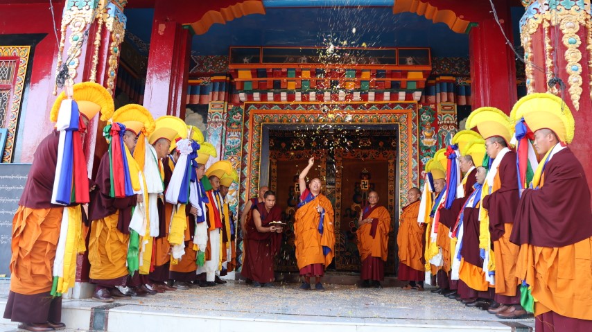 ༧གདན་ས་ཆེན་མོ་དཔལ་གཤེན་བསྟན་སྨན་རིའི་གླིང་གི་སྐབས་༢༣པའི་དགེ་བཤེས་ཁྲི་བཞེངས་མཛད་སྒོ།