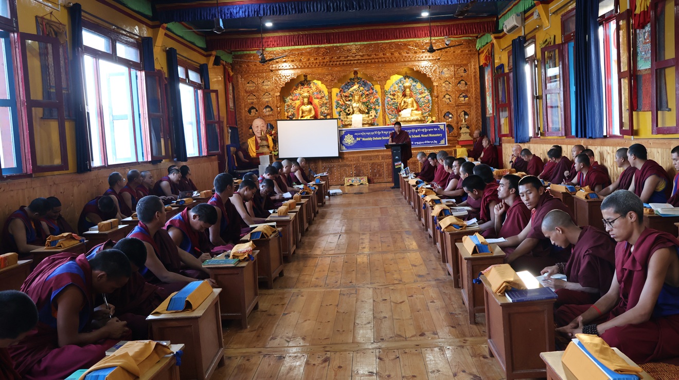 གཡུང་དྲུང་བོན་གྱི་བཤད་སྒྲུབ་འདུས་སྡེའི་ཟླ་རེའི་བགྲོ་གླེང་སྐབས་ ༢༤ པ། བོད་ཟླ་གསུམ་པ།