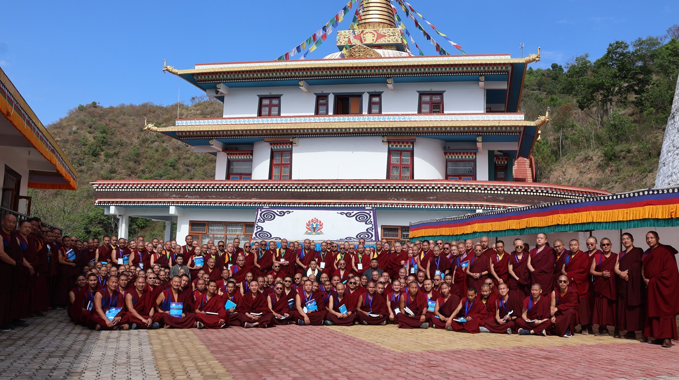 གདན་ས་སྨན་རིའི་གླིང་དུ་ཆོས་རྒྱུད་རིས་མེད་གཞུང་ཆེན་བགྲོ་གླེང་ཐེངས་དགུ་པ་དབུ་འཛུགས་གནང་བ།
