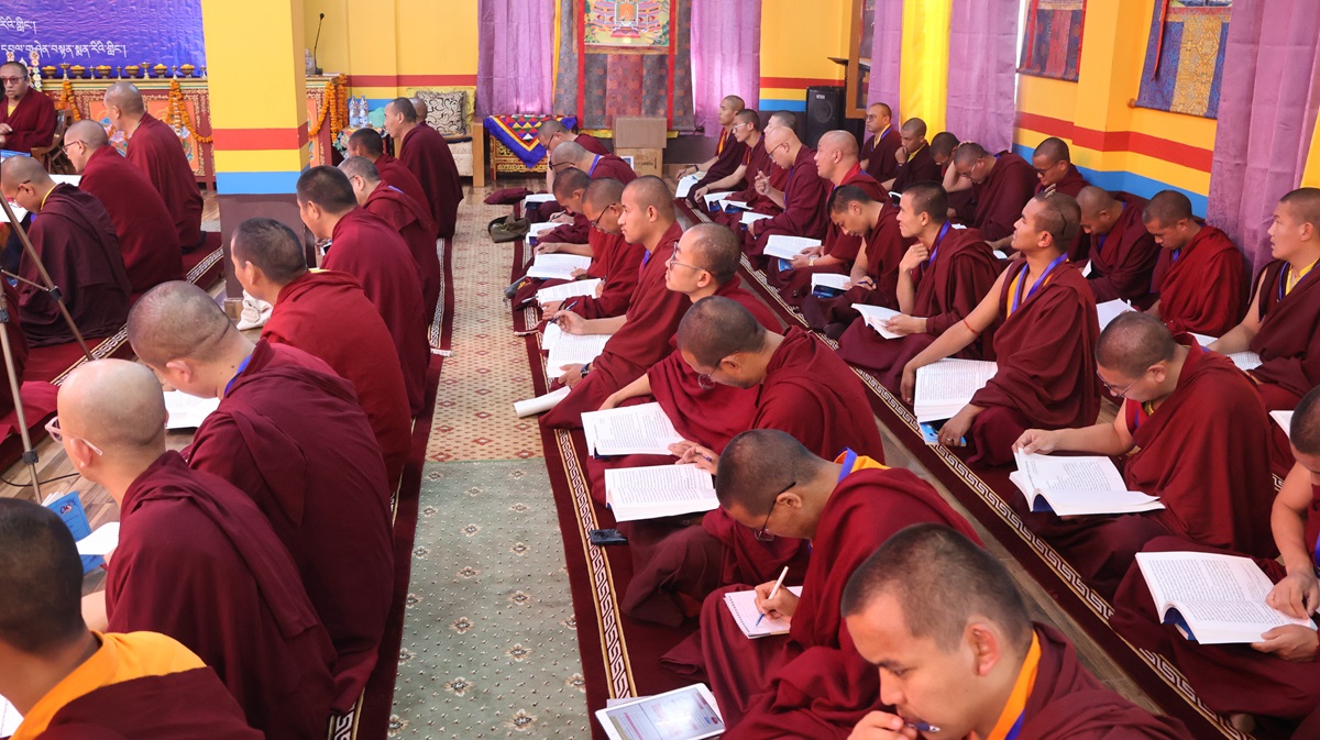 གདན་ས་སྨན་རིའི་གླིང་དུ་འཚོགས་བཞིན་པའི་ཆོས་རྒྱུད་རིས་མེད་གཞུང་ཆེན་བགྲོ་གླེང་ཐེངས་དགུ་པའི་ཉིན་གསུམ་པ།
