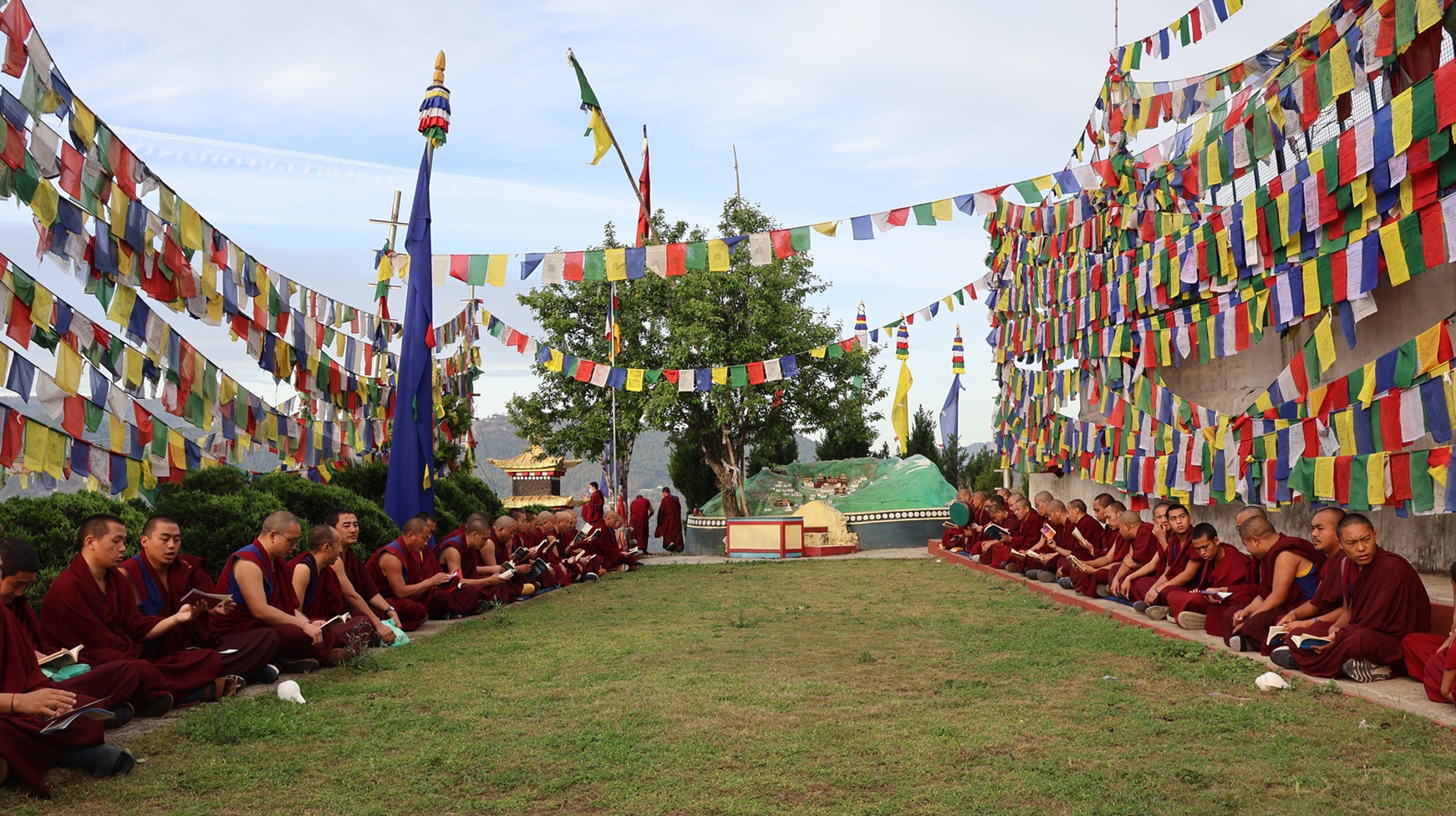 ༸གདན་ས་སྨན་རིའི་གླིང་དུ་གཡུང་དྲུང་བོན་གྱི་བཤད་སྒྲུབ་འདུས་སྡེ་དབུ་བརྙེས་ནས་མི་ལོ་ ༤༨ འཁོར་བའི་དུས་ཆེན་མཛད་སྒོ།