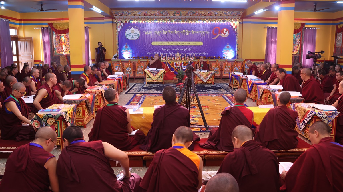 གདན་ས་སྨན་རིའི་གླིང་དུ་འཚོགས་བཞིན་པའི་ཆོས་རྒྱུད་རིས་མེད་གཞུང་ཆེན་བགྲོ་གླེང་ཐེངས་དགུ་པའི་ཉིན་གཉིས་པ།
